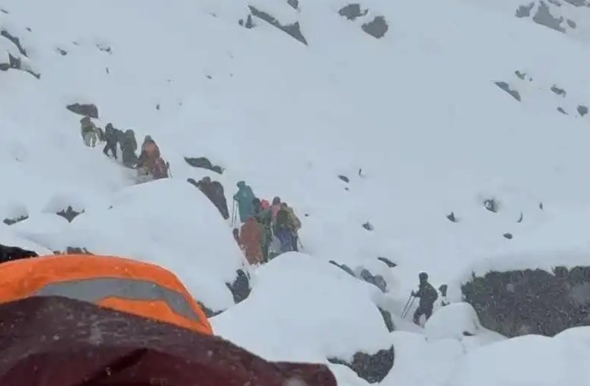 Seribu Pendaki Terkurung Badai Salju di Gunung Everest Tibet