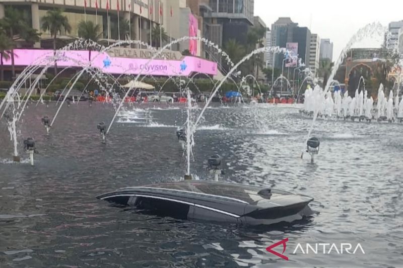 Mobil Masuk Kolam Bundaran HI, Polisi Sebut Penyebabnya